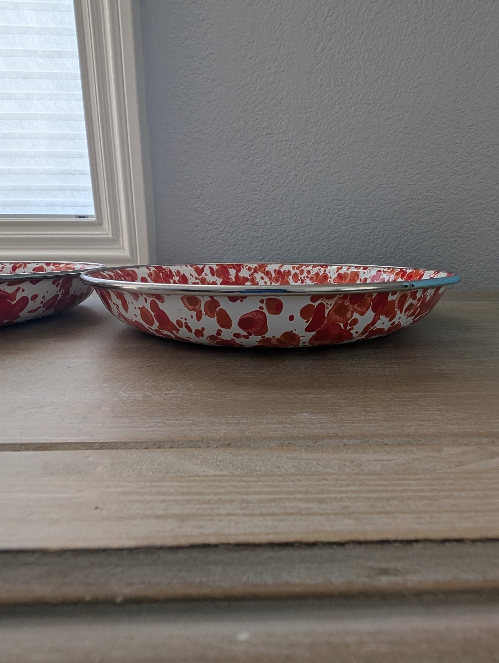 Metal Dinner Plates / Bowls Made In Columbia New - Picture 2 of 3